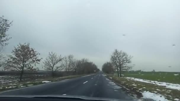 Straße. Blick von den vorausfahrenden Autos — Stockvideo