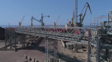 Bir ticaret gemisinin kemer galerisi kullanılarak tahılla yüklenmesi