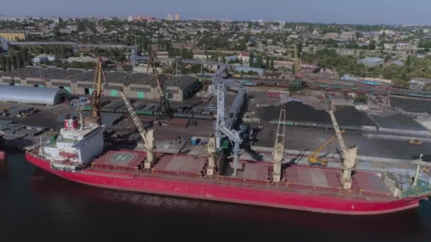 A cargo ship is moored at the port awaiting loading by port cranes — Stock Video