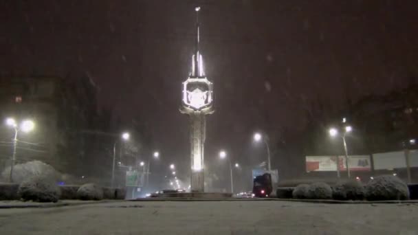 Během silného sněhu, auta jet podél městské ulice — Stock video