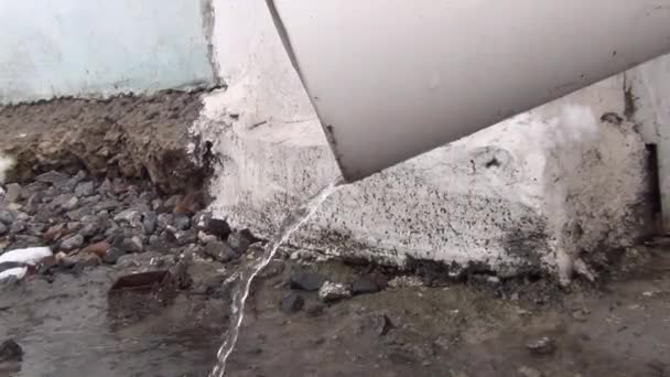 Ein dünner Wasserstrahl ergießt sich aus dem Abflussrohr — Stockvideo