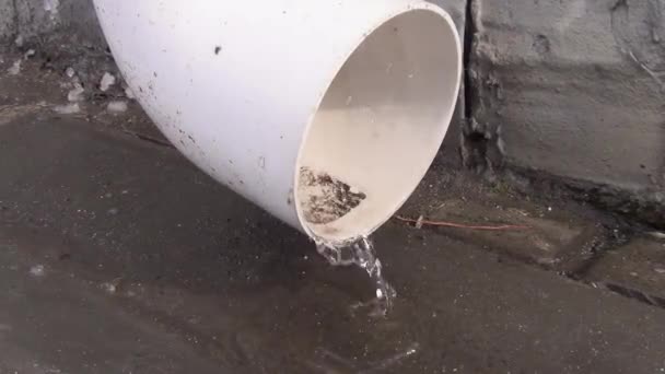 Cienki strumień wody wylewa się z rury odpływowej — Wideo stockowe