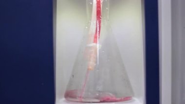 Sıvıları cam test tüpünde karıştırmak