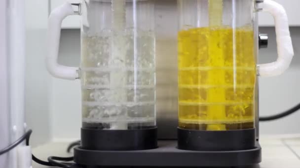 Trabajos de depuración en un laboratorio químico — Vídeos de Stock