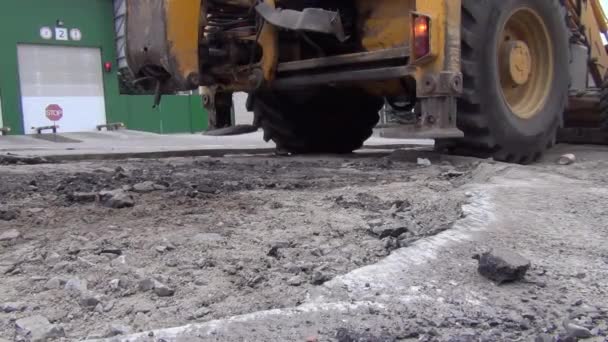 Traktor set berhenti di tanah untuk stabilitas ketika bekerja — Stok Video