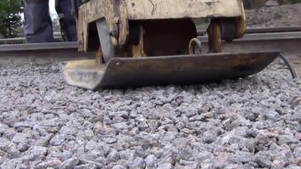 用震动板震动破碎机压碎碎石的工人 — 图库视频影像