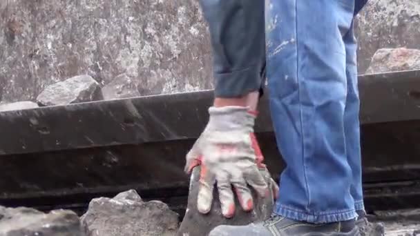 Trabajadores están cargando piedras de granito de la superficie de la carretera en el cubo de la excavadora — Vídeos de Stock