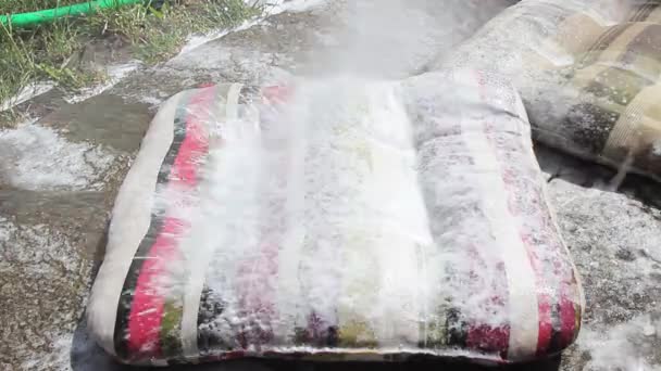 Nettoyage Coussin Coloré Chaise Colorée Avec Pistolet Eau Haute Pression — Video