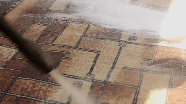 Menggunakan Air Bertekanan Tinggi Untuk Membersihkan Dan Mencuci Karpet Rumah — Stok Video
