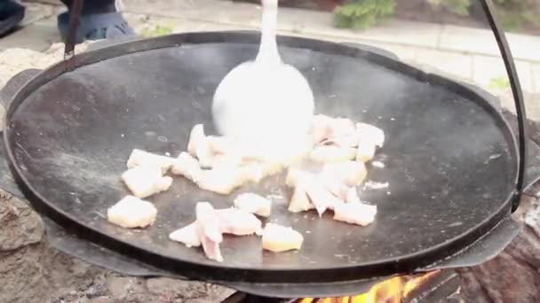 Kleine Fettstücke Werden Einer Großen Pfanne Auf Kohlen Angebraten Hochwertiges — Stockvideo