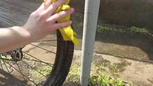 Homem Lava Bicicleta Com Pano Com Água Uma Mangueira Imagens — Vídeo de Stock