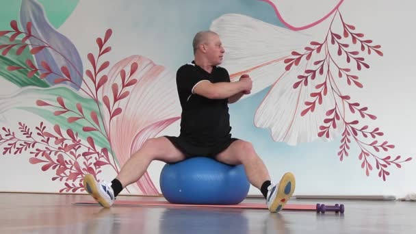 Ćwiczenia Sportowe Siłowni Człowiek Trenuje Mięśnie Ramion Hantlami Siedząc Dużej — Wideo stockowe