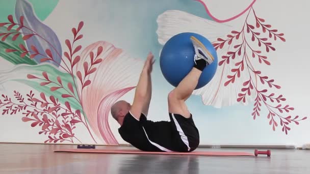 Hombre Vestido Con Pantalones Cortos Una Camiseta Negra Gimnasio Haciendo — Vídeos de Stock