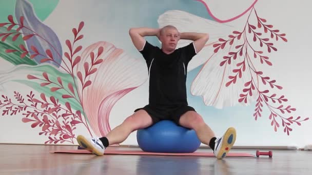 Een Man Een Fitnessruimte Die Fitnessoefeningen Doet Een Grote Opblaasbare — Stockvideo