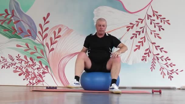 Homme Vêtu Uniforme Sport Dans Une Couleur Sombre Dans Salle — Video