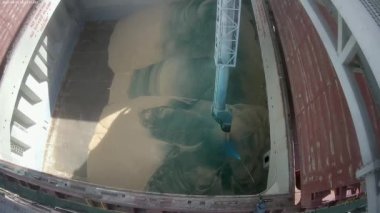 Limana giden bir gemiye tahıl yüklüyorlar. Tahıl rengi