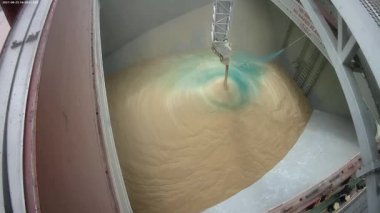 Gemiye buğday yüklüyorlar. Afrika ülkelerine nakledilmek üzere gemiye yüklenirken tahılı gıda boyasıyla boyamak