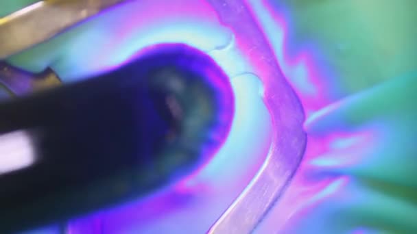 牙科学 用显微镜拍摄 牙科治疗 用光聚合物灯加固牙齿上的填充物 闪烁着蓝色光芒 特写镜头 — 图库视频影像