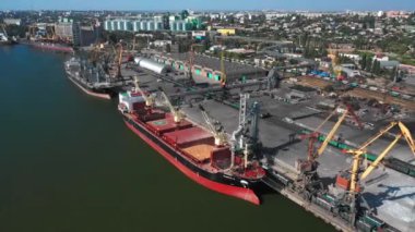 Tahıl ve kargo taşımak için bir kargo gemisinin kuş bakışı görüntüsü. Gemi iskelenin yanında duruyor.