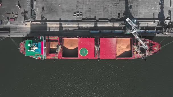 Vue aérienne d'une vue à vol d'oiseau d'un cargo pour le transport de grain et de marchandises en vrac. Le navire se tient près de la jetée — Video