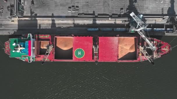 Flygfoto av fågelperspektiv på ett lastfartyg för transport av spannmål och bulklast. Skeppet står nära piren. — Stockvideo