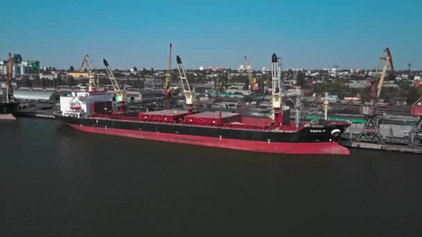 Flygfoto av fågelperspektiv på ett lastfartyg för transport av spannmål och bulklast. Skeppet står nära piren. — Stockvideo