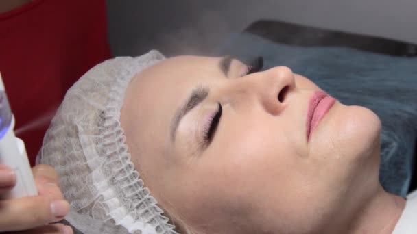 Beauty Salon Applying Eyelashes Master Irrigates Eyelashes Nebulizer Accelerate Polymerization — Stock Video