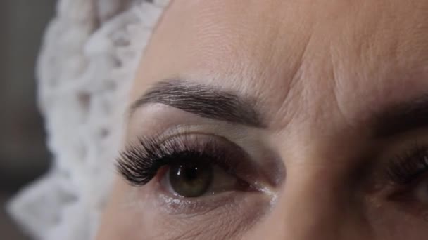 Güzellik Salonunda Kadın Kaşlarının Düzeltilmesi Şekillendirilmesi Için Profesyonel Prosedürler Uyguluyorlar — Stok video