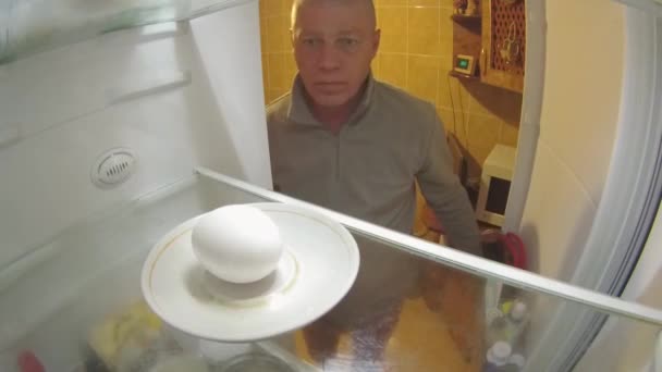 Joven Abre Puerta Del Refrigerador Mira Dentro Hay Huevo Refrigerador — Vídeo de stock