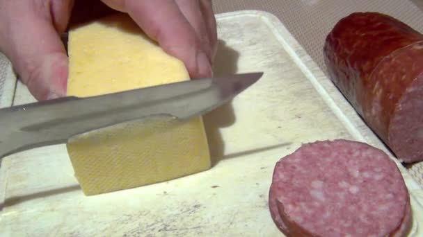 Pour Préparer Plat Homme Coupe Des Morceaux Fromage Pâte Dure — Video