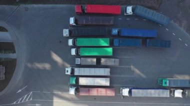 Bir asansör deposunda malları boşaltmak için bekleyen tahıl römorklu kamyonların güzel bir üst görüntüsü. Kuş bakışı. hava görüntüsü