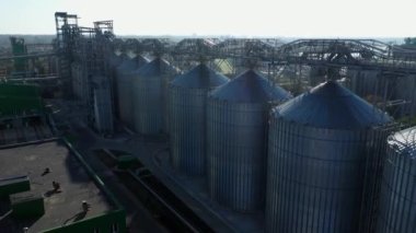 Büyük bir asansör kompleksinin üst görüntüsü. Metal kutular ve tahıl mahsulleri için beton depolama. Kuş bakışı. Hava görüntüsü. Başlık: birlikte daha iyi bir gelecek inşa etmek