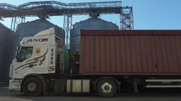 在许多装有谷物拖车的卡车上 一个漂亮的摄像头侧视图 等待在电梯仓库卸货 空中射击 — 图库视频影像