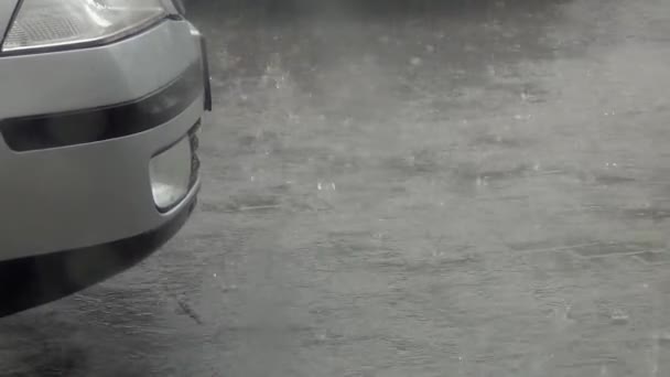 Chuva Forte Parque Estacionamento Você Pode Ver Parte Carro Salpicos — Vídeo de Stock