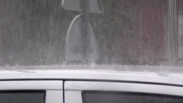 Grandes Gotas Fuertes Lluvias Golpes Techo Los Coches Estacionamiento — Vídeos de Stock