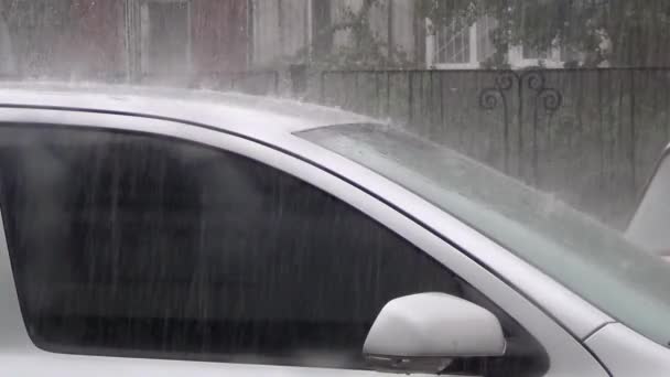 大雨倾盆 撞倒停车场的车顶 — 图库视频影像