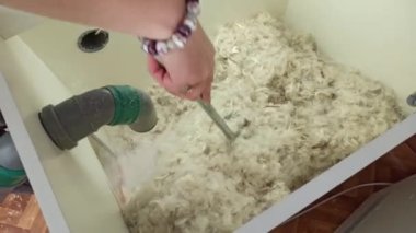 Çalışan bir baston yastığın içini, tavuk tüylerini ve temizleme makinesinin altını karıştırır. İyi uykular.