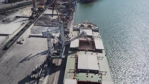 Camera Flight Large Ship Standing Loading Grain Seaport Using Conveyor — Stock Video