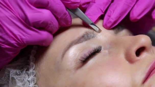 Wykonywanie Profesjonalnych Procedur Korekcji Kształtowania Brwi Kobiet Salonie Kosmetycznym Zbliżenie — Wideo stockowe