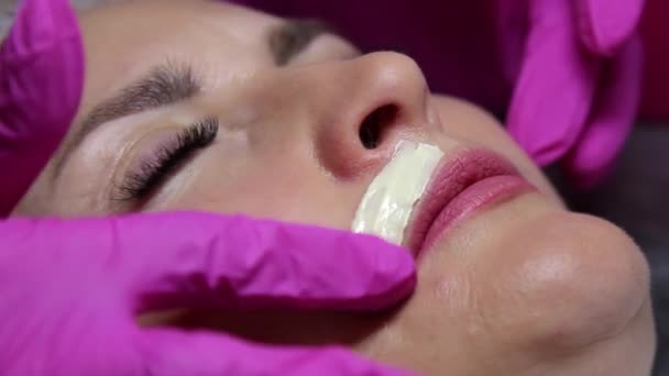 Kosmetickém Salonu Kosmetik Provede Korekci Odstraní Vlasy Horním Rtu Modelu — Stock video
