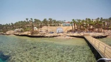 Yaz tatili. Mısır. Şeyh Sharm. Güneşli bir gün. Dubadan kıyı şeridine ve Kızıldeniz 'in mercan kıyılarına bakın.