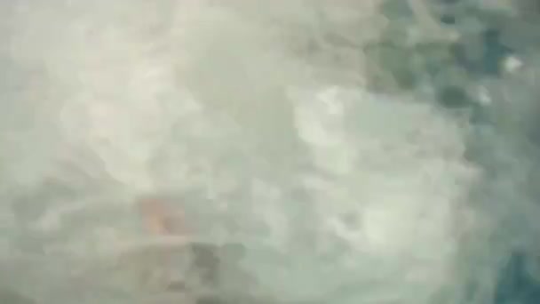 Homem Salta Cais Com Uma Câmera Gopro Suas Mãos Mar — Vídeo de Stock