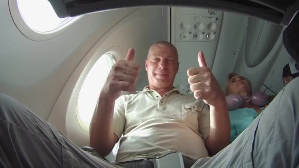 在飞机起飞时 快乐的游客会兴高采烈地举起大拇指 享受着飞机的飞行和旅行 — 图库视频影像
