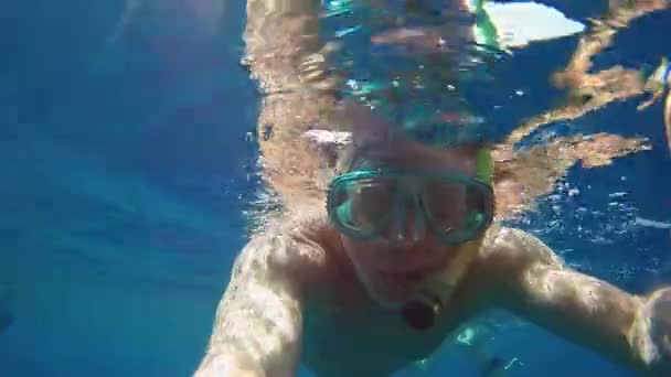 Turista Feliz Con Una Máscara Snorkel Agita Mano Bajo Agua — Vídeos de Stock