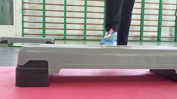 Spor Ayakkabılı Kadın Bacakları Ayak Egzersizi Yapıyor Adım Platformu Yakın — Stok video