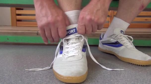 Erkek Insan Elleri Spor Salonunda Antrenmandan Önce Gri Spor Ayakkabılarını — Stok video
