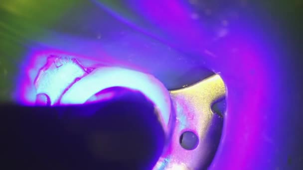 Dentisterie. prise de vue au microscope. traitement dentaire. une lampe photopolymère brille sur le joint — Video