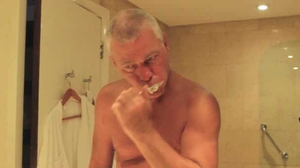 Mladý Muž Krátkými Vlasy Kartáčování Zubů Před Koupelnou Zrcadlo Kartáčkem — Stock video