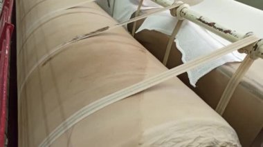 Büyük miktarlarda çamaşır yıkamak için endüstriyel ütü makinesi kullanılıyor.