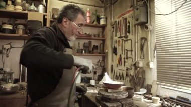 Portre Master atölyesinde çalışan kuyumcu